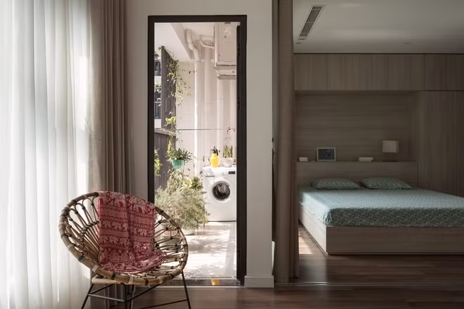 Logia kết hợp sân phơi nhỏ nhưng rất độc đáo.