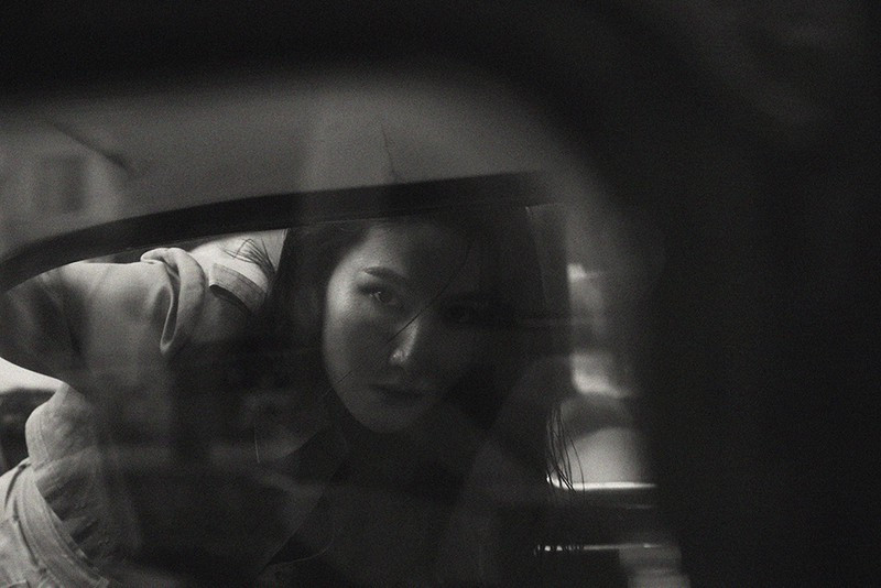 Qua những khó khăn và bỡ ngỡ ban đầu, nữ diễn viên xinh đẹp đã dần quen với nhịp sống của thủ đô. Thông thường, một ngày quay của cô sẽ kéo dài từ sáng tới chiều muộn hoặc thậm chí nhiều hôm đến giữa đêm.