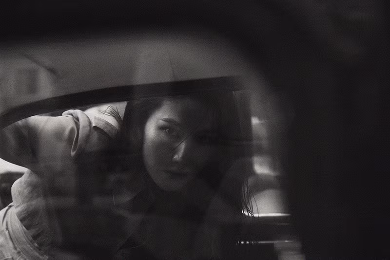 Qua những khó khăn và bỡ ngỡ ban đầu, nữ diễn viên xinh đẹp đã dần quen với nhịp sống của thủ đô. Thông thường, một ngày quay của cô sẽ kéo dài từ sáng tới chiều muộn hoặc thậm chí nhiều hôm đến giữa đêm.