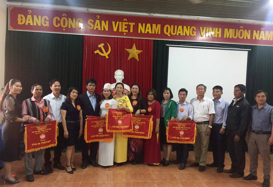 Ban tổ chức trao cờ và phần thưởng cho các đội đạt giải tại hội thi. Ảnh: Hà Phương