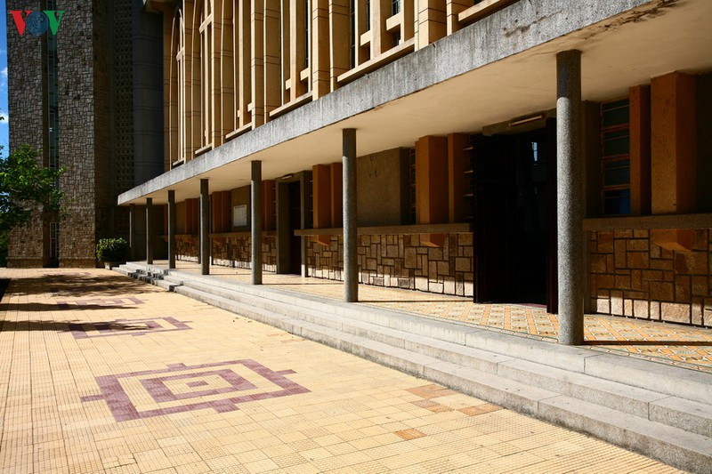  Yếu tố địa phương, khí hậu được nghiên cứu kỹ với những vòm cửa và hiên sâu tránh nắng mưa.