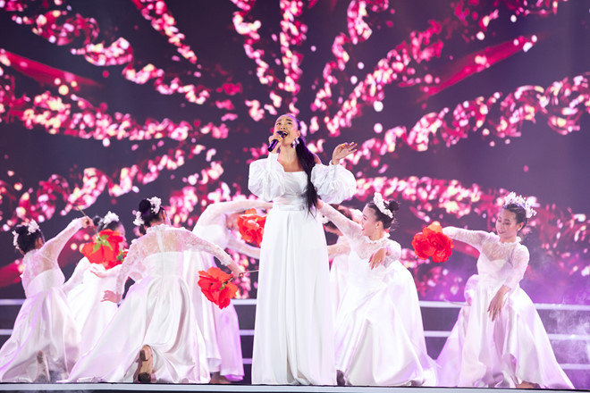 Đoan Trang khoe nhan sắc ngày càng mặn mà khi thể hiện ca khúc Cảm ơn một đóa xuân ngời. Ngay sau đó bà mẹ một con còn nhanh chóng thay đổi trang phục ngay trên sân khấu, mang đến cho khán giả ca khúc sôi động hơn Cầu cá - Ảnh: Kiếng Cận