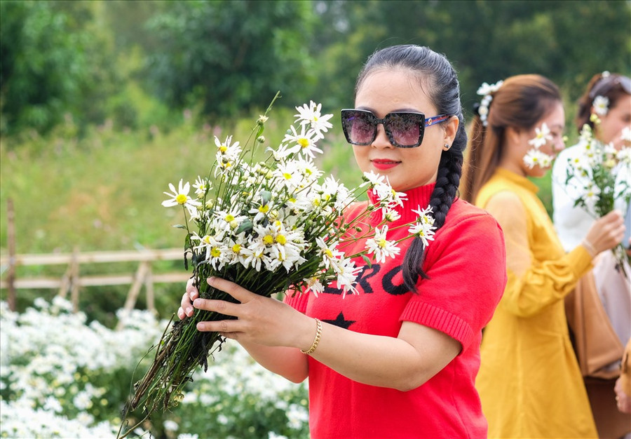 Các bạn trẻ tha hồ tạo dáng để lưu lại cho mình một bộ ảnh đẹp. Các bạn trẻ tha hồ tạo dáng để lưu lại cho mình một bộ ảnh đẹp.