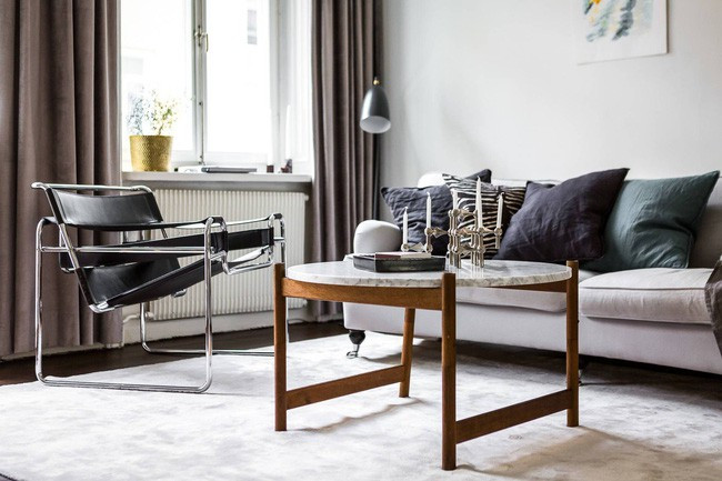 Những ngọn nến lung linh trên bàn tiếp khách nho nhỏ đem lại sự ấm cúng cho căn hộ đẹp. Những ngọn nến lung linh trên bàn tiếp khách nho nhỏ đem lại sự ấm cúng cho căn hộ đẹp.