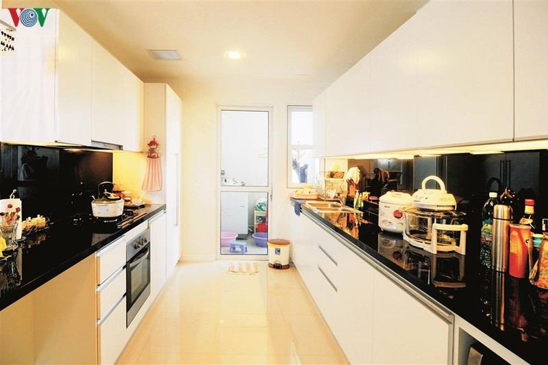 Khu bếp sử dụng gam màu đen trắng tương phản mạnh Khu bếp sử dụng gam màu đen trắng tương phản mạnh