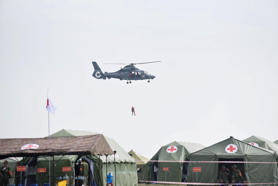 Trực thăng y tế túc trực hiện trường sẵn sàng hỗ trợ dưới mặt đất - Ảnh: DUYÊN PHAN