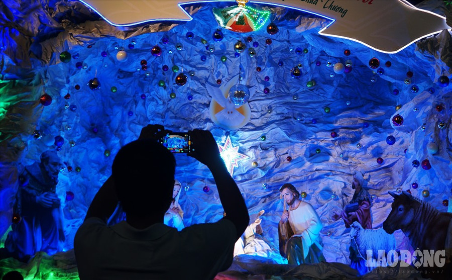 Tại đây, cả một đoạn đường dài được trang hoàng lộng lẫy với các hang đá, đèn hoa. Nhưng hang đá tại nhà thờ Bình Thái là hang đá lớn nhất và thu hút khách nhất xóm đạo.