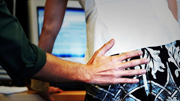 Điều 125 Bộ Luật Lao động 2019 nêu rõ: Áp dụng hình thức sa thải đối với người lao động có hành vi quấy rối tình dục tại nơi làm việc Điều 125 Bộ Luật Lao động 2019 nêu rõ: Áp dụng hình thức sa thải đối với người lao động có hành vi quấy rối tình dục tại nơi làm việc