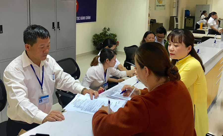  Người dân đến làm thủ tục hành chính tại Bộ phận một cửa huyện Mang Yang. Ảnh: H.D