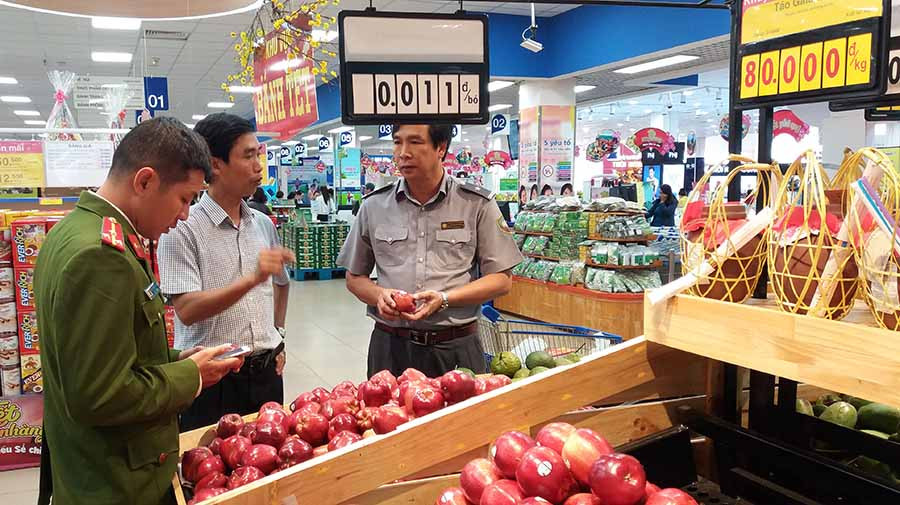 Tăng cường kiểm tra đảm bảo an toàn thực phẩm trong dịp Tết. Ảnh: Như Nguyện Tăng cường kiểm tra đảm bảo an toàn trong dịp Tết. Ảnh: Như Nguyện