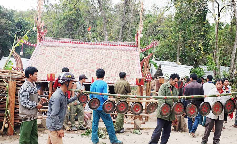  Một lễ bỏ mả của người Bahnar (huyện Kông Chro) được tổ chức khá lớn nhưng hoàn toàn vắng bóng tượng nhà mồ. Ảnh: H.N