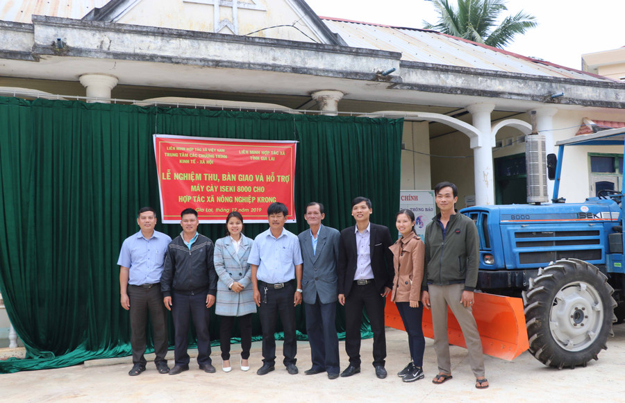 Liên minh HTX Việt Nam hỗ trợ máy cày cho HTX Nông nghiệp Krong, xã Krong, huyện Kbang. Ảnh: Ngọc Minh