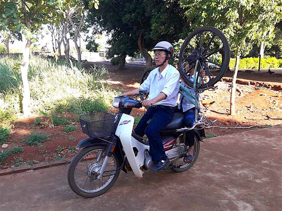 Thầy Nguyễn Văn Ngọc vận chuyển xe đạp cũ do thầy cô đóng góp về trường. Ảnh: Mộc Trà