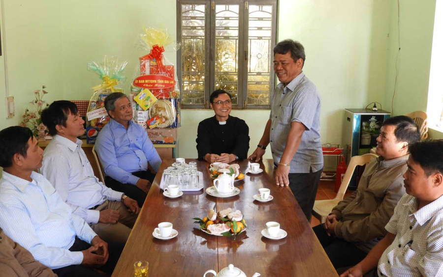 Chủ tịch Ủy ban MTTQ Việt Nam tỉnh Hồ Văn Điềm thăm Nhà thờ Giáo xứ La Sơn xã Ia Băng huyện Đak Đoa. Ảnh: Thanh Nhật