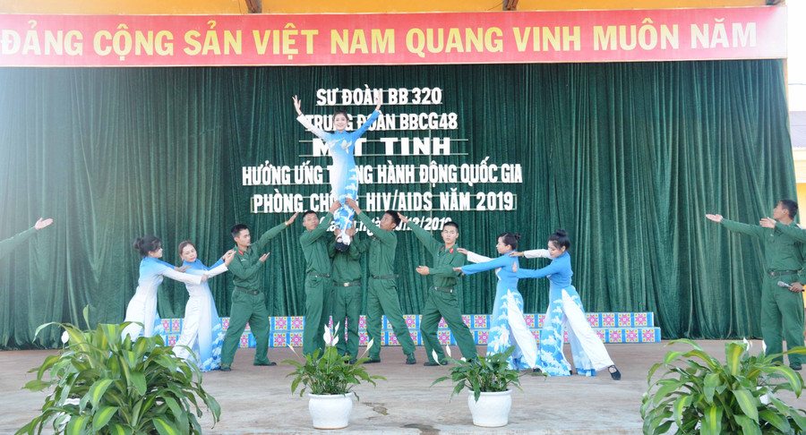 Văn nghệ hưởng ứng thành hành động Quốc gia phòng-chống HIV/AIDS. Ảnh: Vĩnh Hoàng