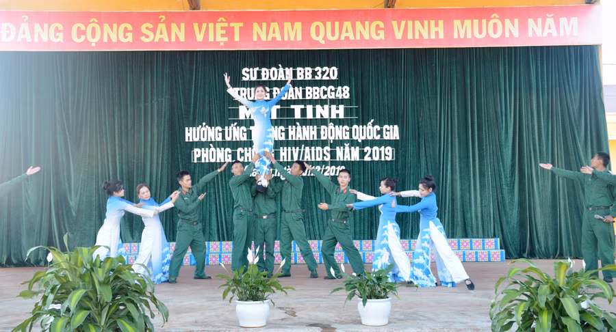 Văn nghệ hưởng ứng thành hành động Quốc gia phòng-chống HIV/AIDS. Ảnh: Vĩnh Hoàng