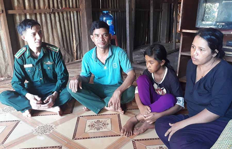  Trung úy Ngô Văn Hữu tuyên truyền, vận động các hộ được giao phụ trách. Ảnh: A.H