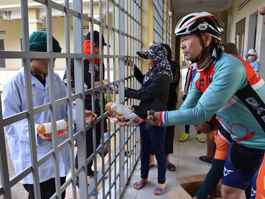  Nhóm thiện nguyện trao những phần quà đến tận tay bệnh nhân tại Bệnh viện Tâm thần kinh Gia Lai. Ảnh: H.p