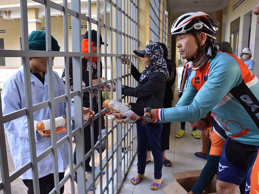  Nhóm thiện nguyện trao những phần quà đến tận tay bệnh nhân tại Bệnh viện Tâm thần kinh Gia Lai. Ảnh: H.p