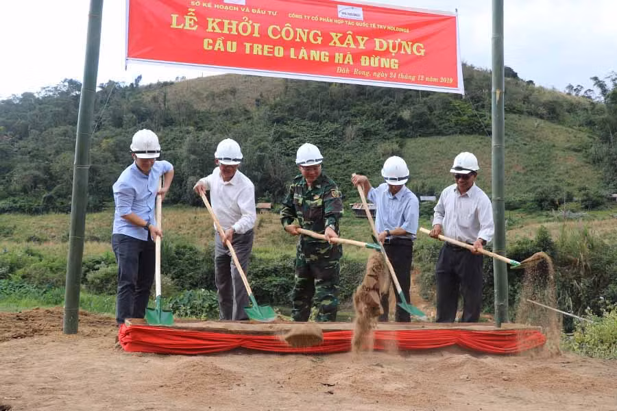 Sở Kế hoạch và Đầu tư tỉnh Gia Lai tổ chức lễ khởi công cầu treo qua khu sản xuất của người dân làng Hà Đừng 1 (huyện Kbang, Gia Lai). Ảnh: Ngọc Minh