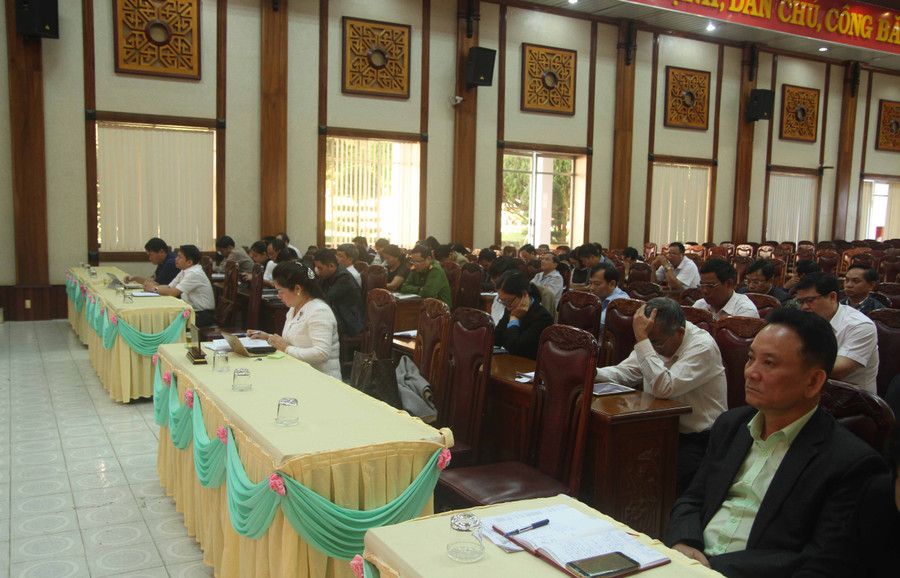 Các đại biểu ở đầu cầu Gia Lai. Ảnh: Văn Ngọc Các đại biểu ở đầu cầu Gia Lai. Ảnh: Văn Ngọc