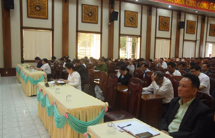 Các đại biểu ở đầu cầu Gia Lai. Ảnh: Văn Ngọc