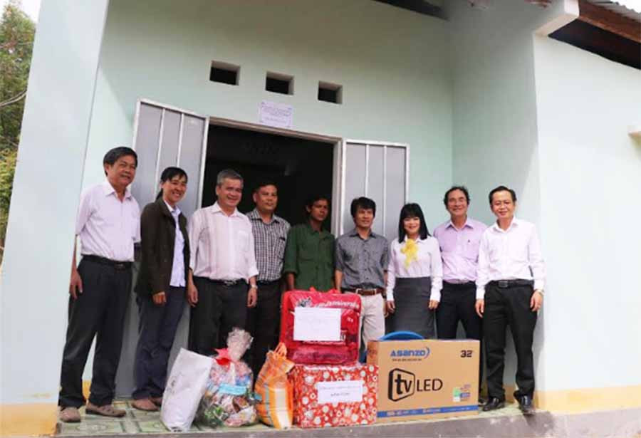 Đảng ủy Khối các Cơ quan và Doanh nghiệp tỉnh Gia Lai bàn giao cho hộ nghèo, gia đình chính sách