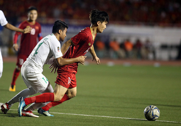 Hoàng Đức (phải) có thể sẽ trở lại vị trí tiền đạo trong trận gặp U22 Singapore - Ảnh: N.KHÔI