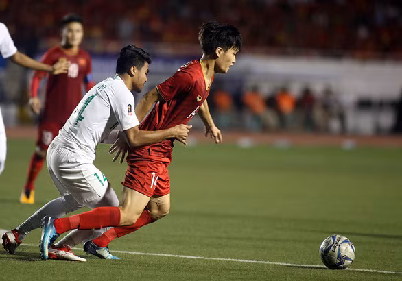 Hoàng Đức (phải) có thể sẽ trở lại vị trí tiền đạo trong trận gặp U22 Singapore - Ảnh: N.KHÔI