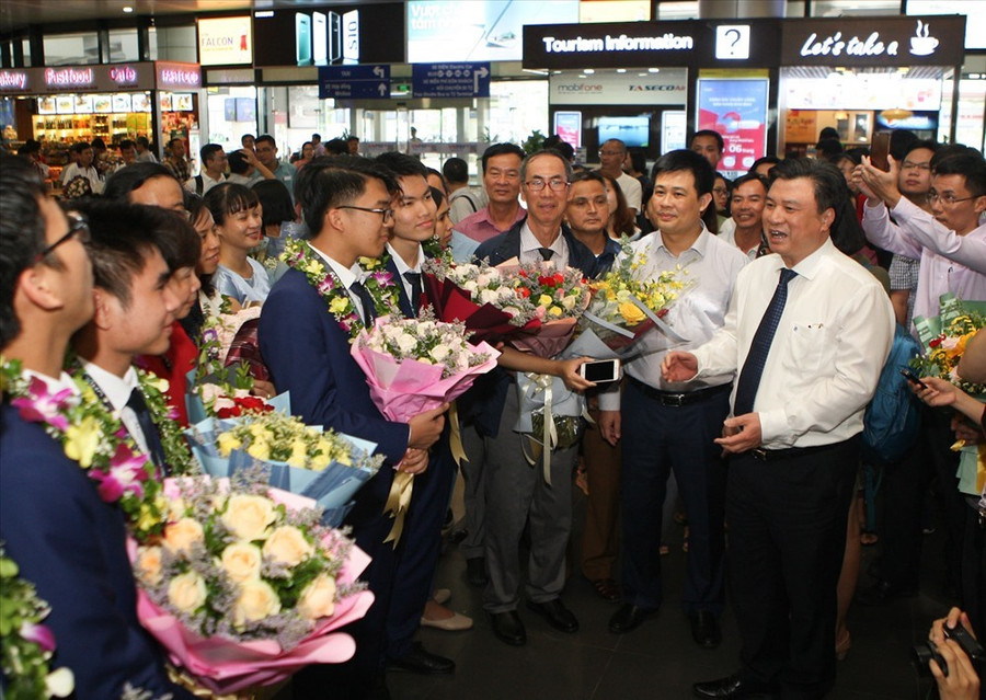 Năm 2019, học sinh Việt Nam giành được nhiều thành tích trogn cuộc thi Olympic. Năm 2019, học sinh Việt Nam giành được nhiều thành tích trogn cuộc thi Olympic.