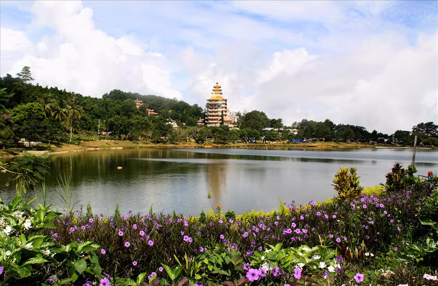 Ngoài làn nước có màu xanh suốt bốn mùa, nơi đây vào sáng sớm và chiều hôm, mặt hồ luôn dầy sương, tạo ra màu sắc mờ ảo đến lạ thường. Vì thế ngôi chùa rất thanh tịnh và mát mẻ. Ảnh: Chùa Lá soi bóng mặt hồ Thủy Liêm. Ảnh: L.T