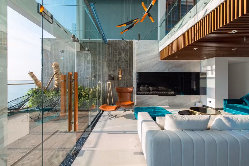 Gác lửng khiến cho căn hộ cao cấp đón nhận đầy đủ ánh sáng cũng như khoảng trống để tiếp đãi bạn bè.