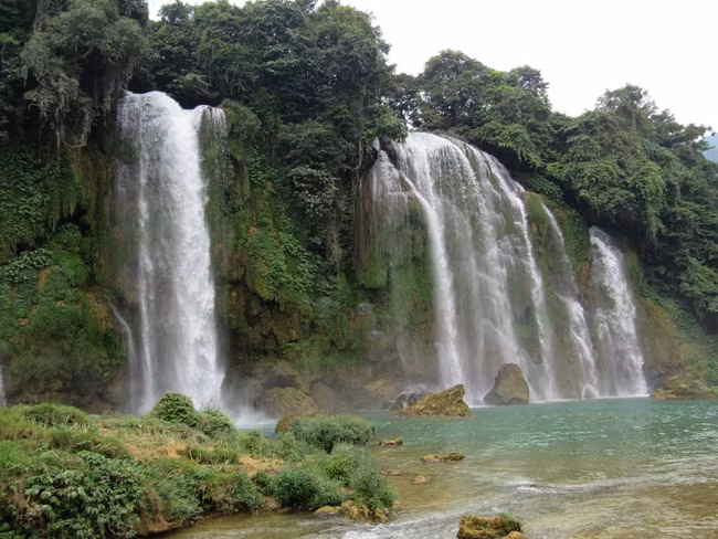 Thác Bản Giốc có hai phần là thác chính và thác phụ, thác phụ cao hơn thác chính.