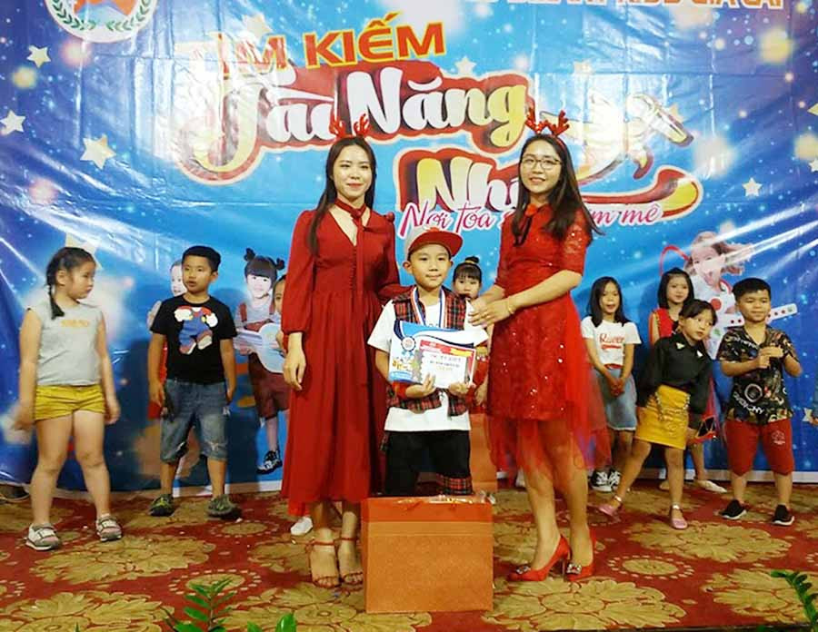  Ban tổ chức trao giải nhất cho em Trần Gia Huy. Ảnh: N.K