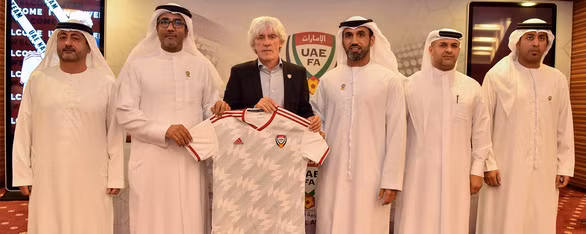  Tân HLV tuyển UAE Ivan Jovanovic (thứ ba từ trái sang) - Ảnh: UAEFA