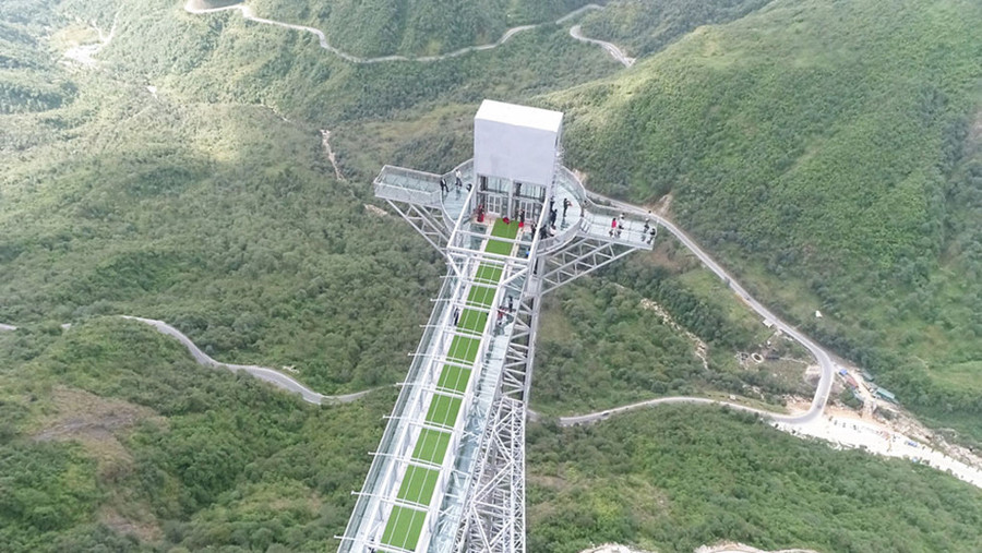 Cầu kính hình tròn, với 4 hành lang ở 4 phía, trong đó có 3 hành lang bằng kính