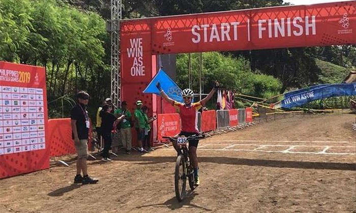 Vận động viên Đinh Thị Như Quỳnh giành huy chương vàng đầu tiên cho đoàn thể thao Việt Nam. Ảnh 24h.com