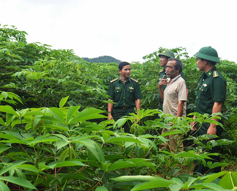 Cán bộ biên phòng hướng dẫn kỹ thuật trồng trọt. Ảnh: Anh Huy