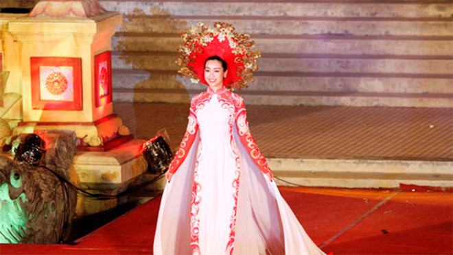Xuất hiện vào phút cuối trong show diễn của Ngô Nhật Huy, Hoa hậu Việt Nam 2016 trình diễn bộ áo dài được đính kết công phu trong vai trò vedette tại Festival Huế - Ảnh Đình Toàn  Xuất hiện vào phút cuối trong show diễn của Ngô Nhật Huy, Hoa hậu Việt Nam 2016 trình diễn bộ áo dài được đính kết công phu trong vai trò vedette tại Festival Huế - Ảnh Đình Toàn