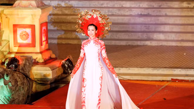  Xuất hiện vào phút cuối trong show diễn của Ngô Nhật Huy, Hoa hậu Việt Nam 2016 trình diễn bộ áo dài được đính kết công phu trong vai trò vedette tại Festival Huế - Ảnh Đình Toàn