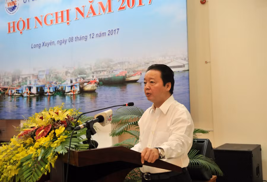 Bộ trưởng, Chủ tịch Ủy ban sông Mê Kông Việt Nam Trần Hồng Hà phát biểu tại Hội nghị toàn thể Ủy ban sông Mê Kông Việt Nam diễn ra ở thành phố Long Xuyên, tỉnh An Giang vào tháng 12 năm 2017. Ảnh