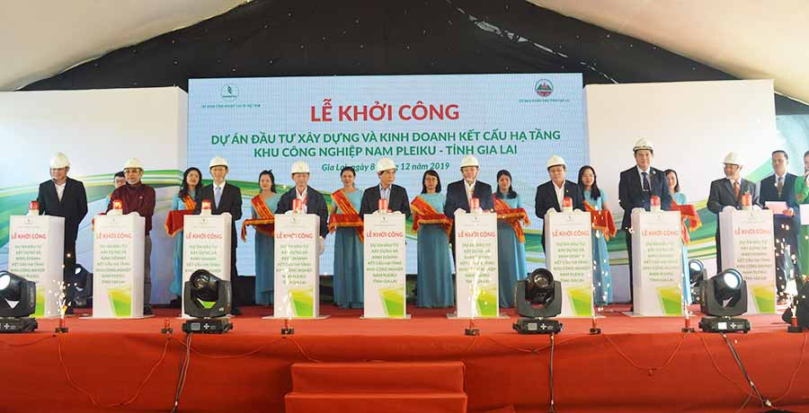 Các đại biểu nhấn nút khởi công dự án. Ảnh: Anh Huy Các đại biểu nhấn nút khởi công dự án. Ảnh: Anh Huy