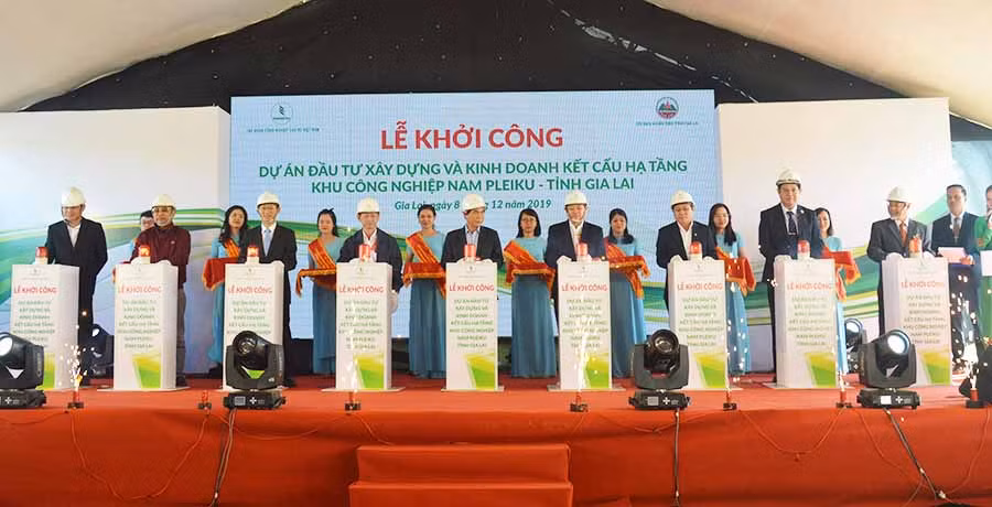 Các đại biểu nhấn nút khởi công dự án. Ảnh: Anh Huy