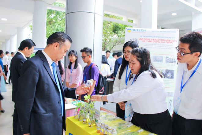 Nhóm tác giả giới thiệu về nghiên cứu Nhóm tác giả giới thiệu về nghiên cứu