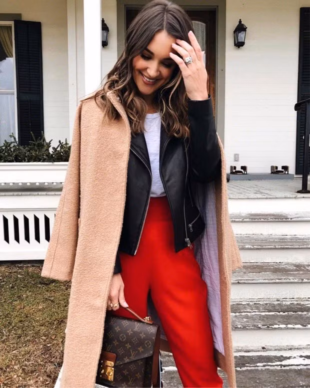 Layering những món đồ thời trang lại với nhau tạo nên một tổng thể chỉn chu và sành điệu. Hãy chú ý đến quy tắc tạo sự tương phản, có thể dùng màu sắc hoặc chất liệu vải.