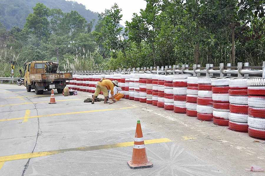  Một đoạn rào chắn ta luy âm trên đèo Lò Xo. Ảnh internet