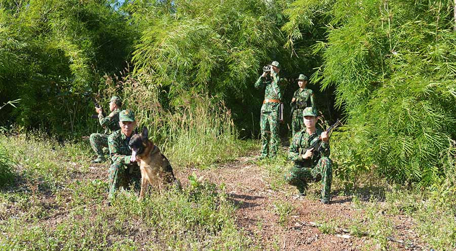  Cán bộ, chiến sĩ Đồn Biên phòng Cửa khẩu Quốc tế Lệ Thanh (huyện Đức Cơ) tuần tra bảo vệ biên giới. Ảnh: A.H