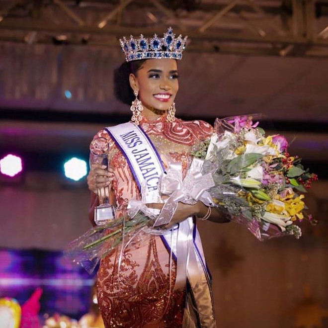  Trước khi đăng quang Hoa hậu Thế giới 2019, Toni-An Singh từng ghi danh thi Miss Jamaica World 2019 và giành ngôi vị cao nhất vào cuối tháng 9 vừa qua. Tại đấu trường nhan sắc quê nhà, cô gây ấn tượng với sự thông minh, nhạy bén và những phát biểu truyền cảm hứng cho phái đẹp - ẢNH: INSTAGRAM NV