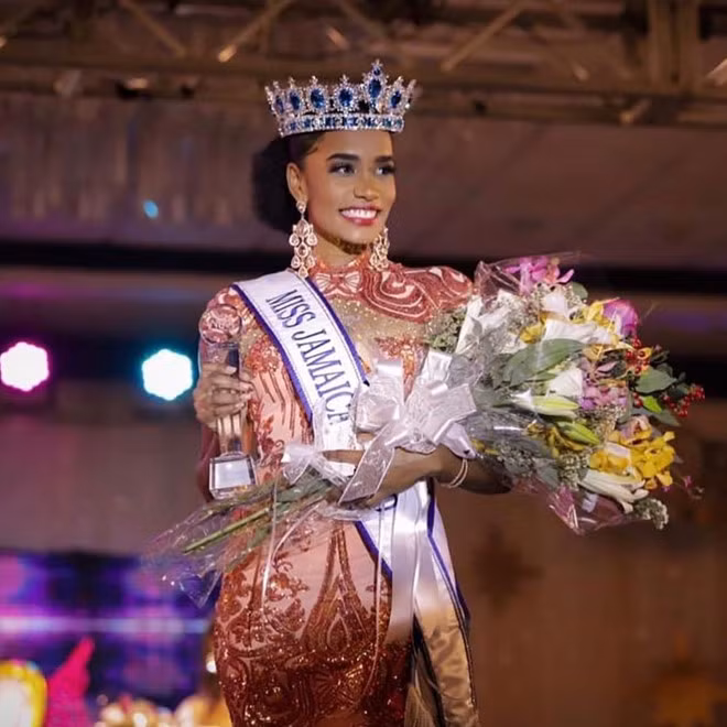  Trước khi đăng quang Hoa hậu Thế giới 2019, Toni-An Singh từng ghi danh thi Miss Jamaica World 2019 và giành ngôi vị cao nhất vào cuối tháng 9 vừa qua. Tại đấu trường nhan sắc quê nhà, cô gây ấn tượng với sự thông minh, nhạy bén và những phát biểu truyền cảm hứng cho phái đẹp - ẢNH: INSTAGRAM NV