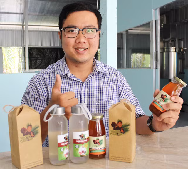  Phan Minh Tiến và hai sản phẩm do anh tạo ra từ mật dừa nước - Ảnh: Q.L.